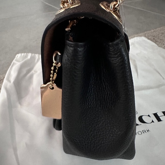 Moving Sale |
Auth Coach Klare? In signature canvas New with original dust bag - Picture 3 of 12